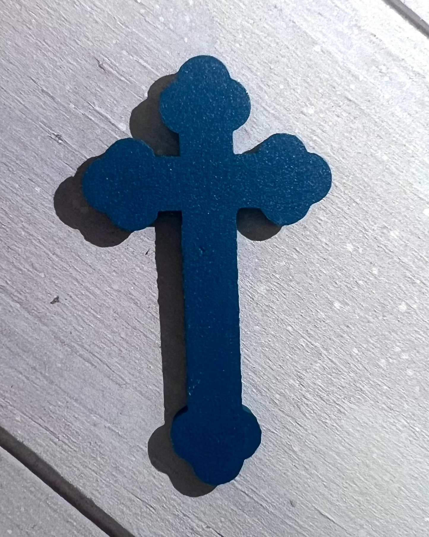 Crucifix aimant bleu canard