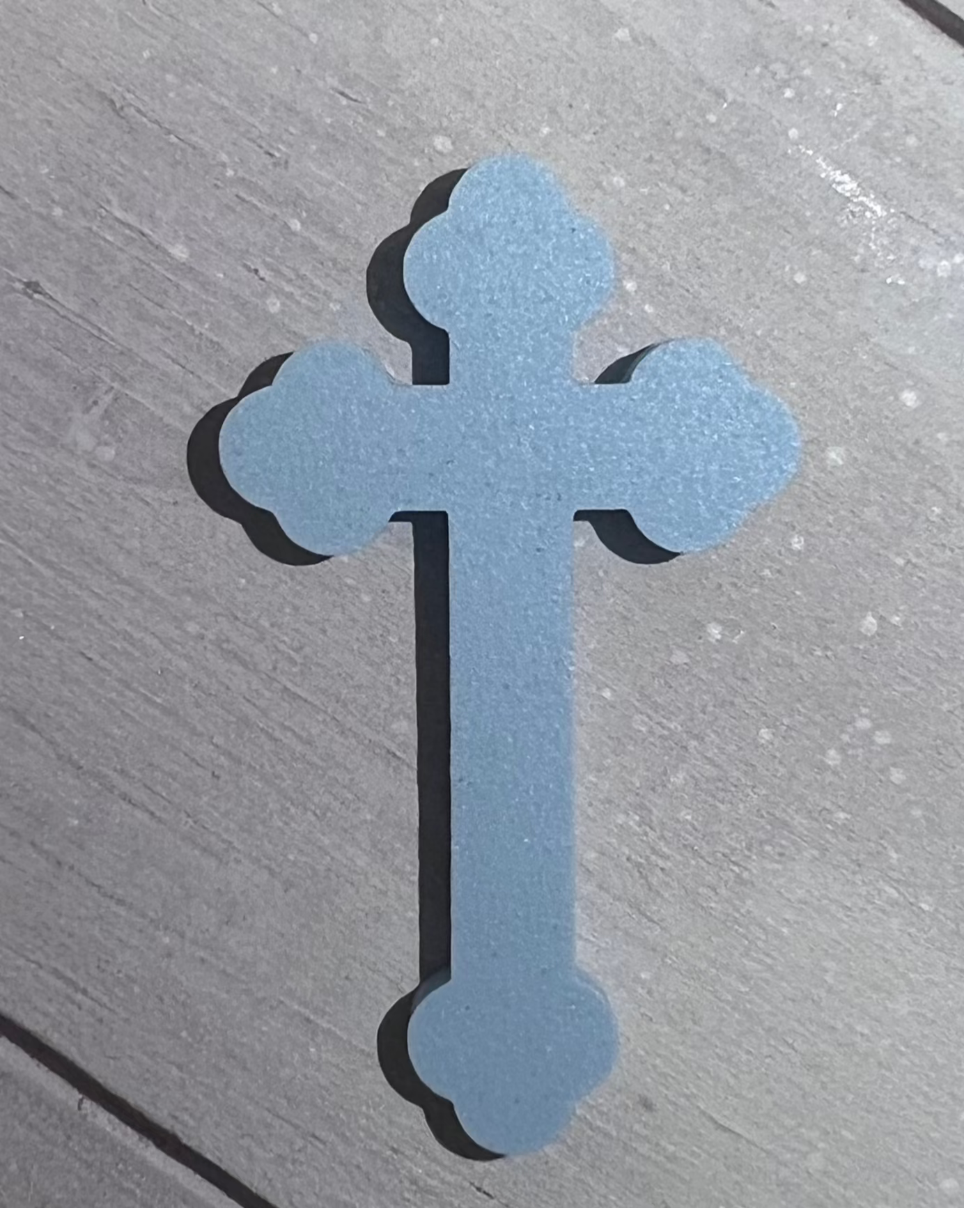 Crucifix aimant bleu clair
