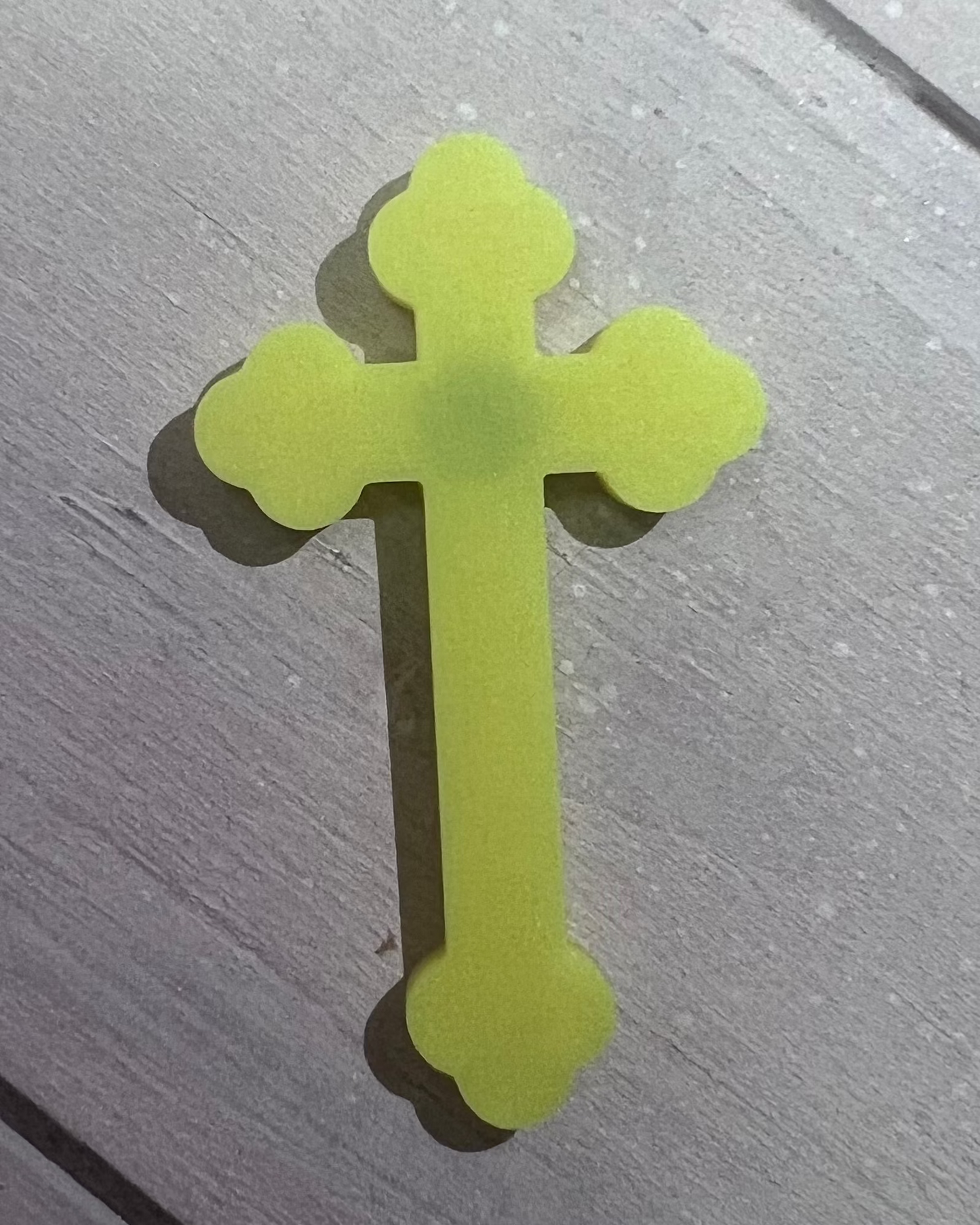 Crucifix aimant jaune fluo