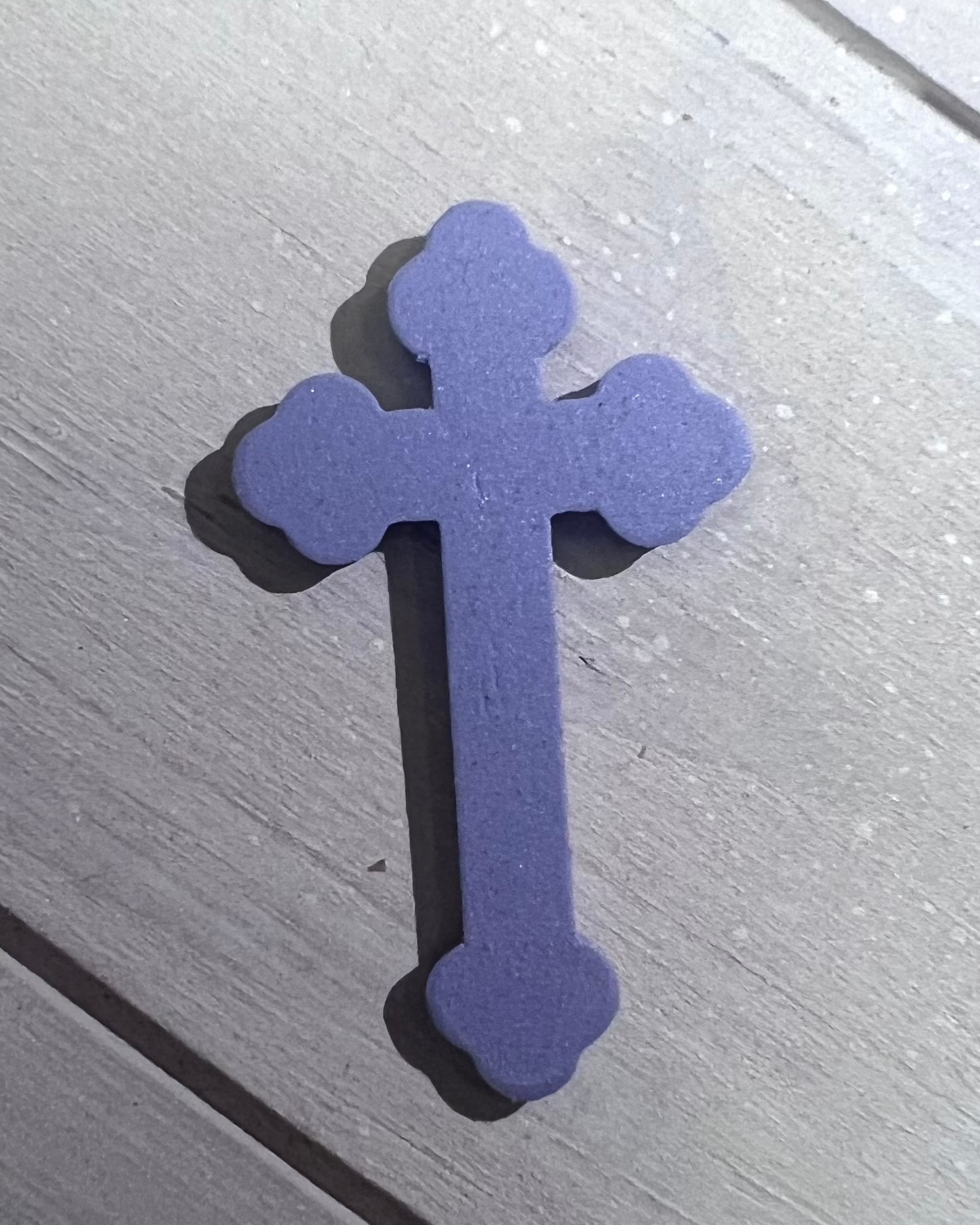 Crucifix aimant lilas