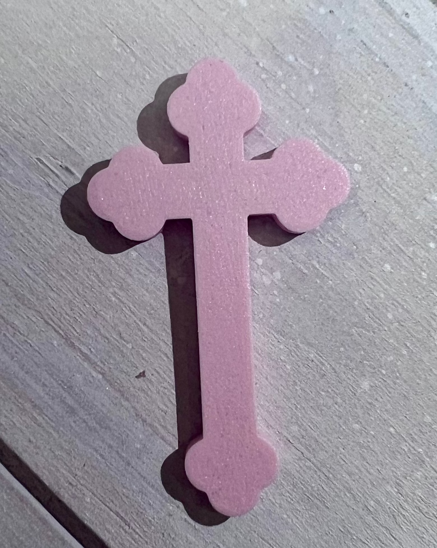 Crucifix aimant rose clair