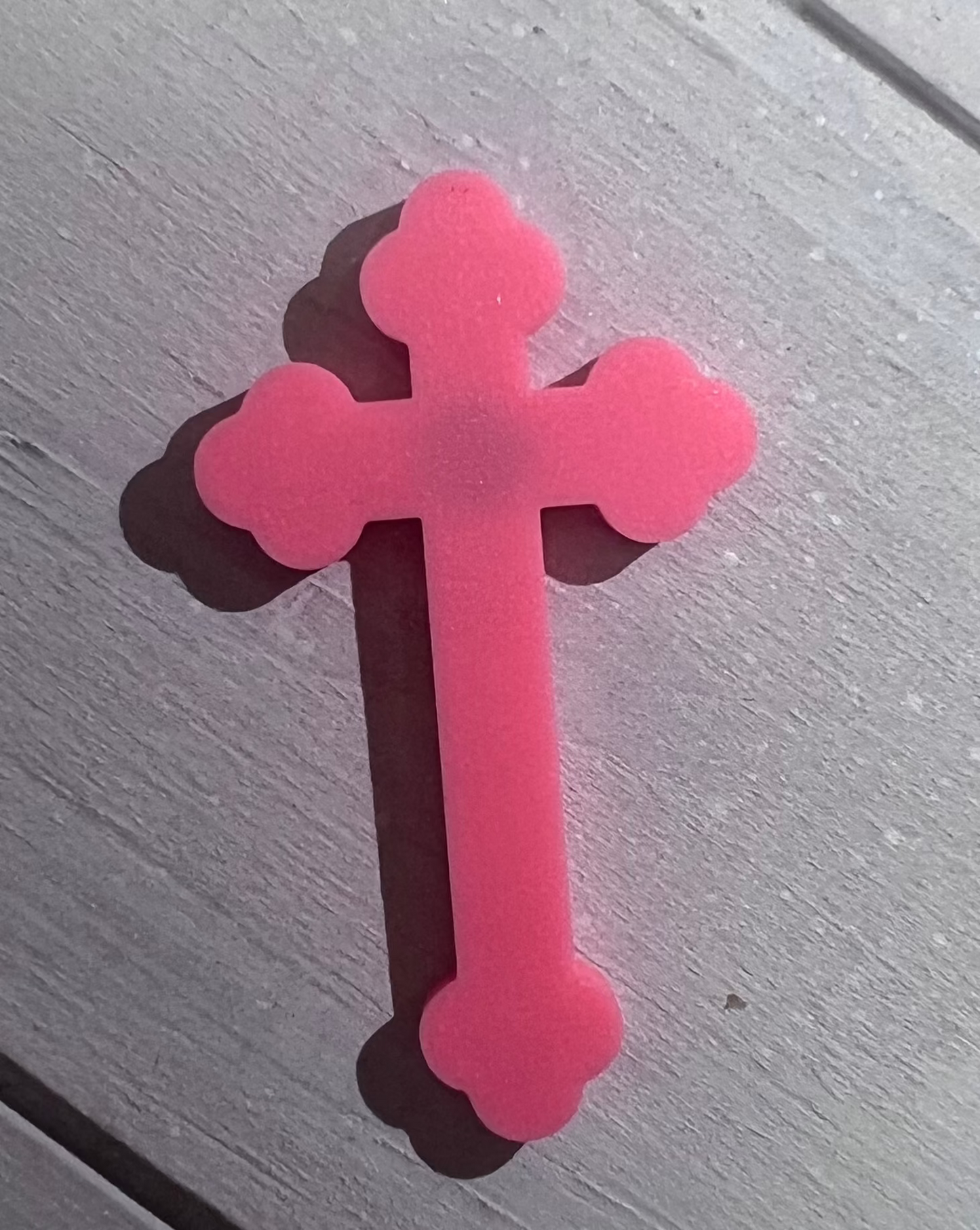 Crucifix aimant rose fluo