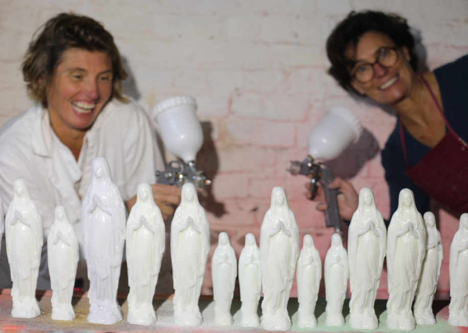 Aurélia et Hortense devant des vierges blanches avec leurs pistolets de peinture