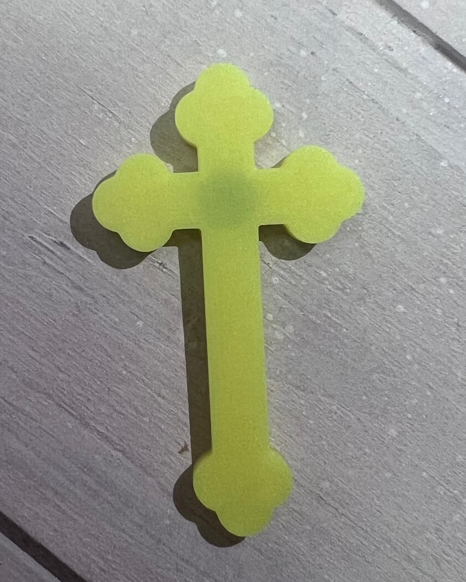 Crucifix aimant jaune fluo