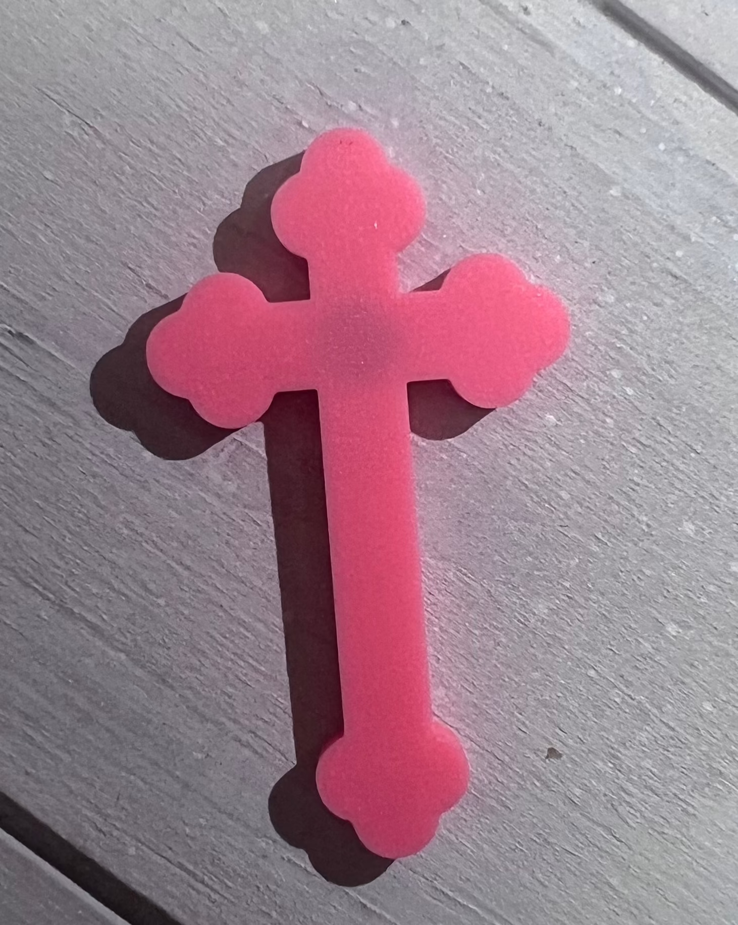 Crucifix aimant rose fluo