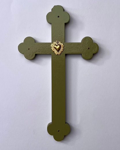 Crucifix coeur joyeux sous bois