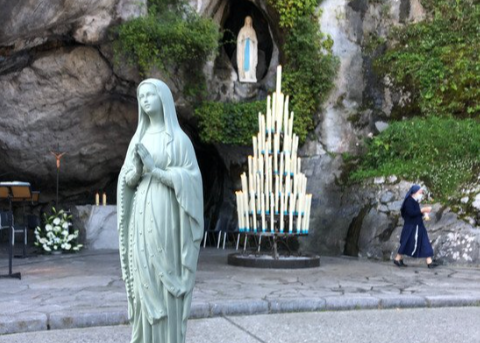 Statuette vierge devant grotte de Lourdes