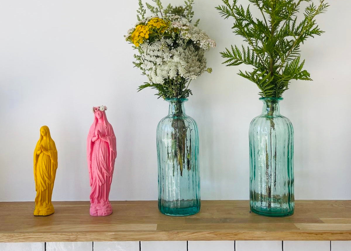 Statuettes vierge jaune et rose bouquets de fleurs
