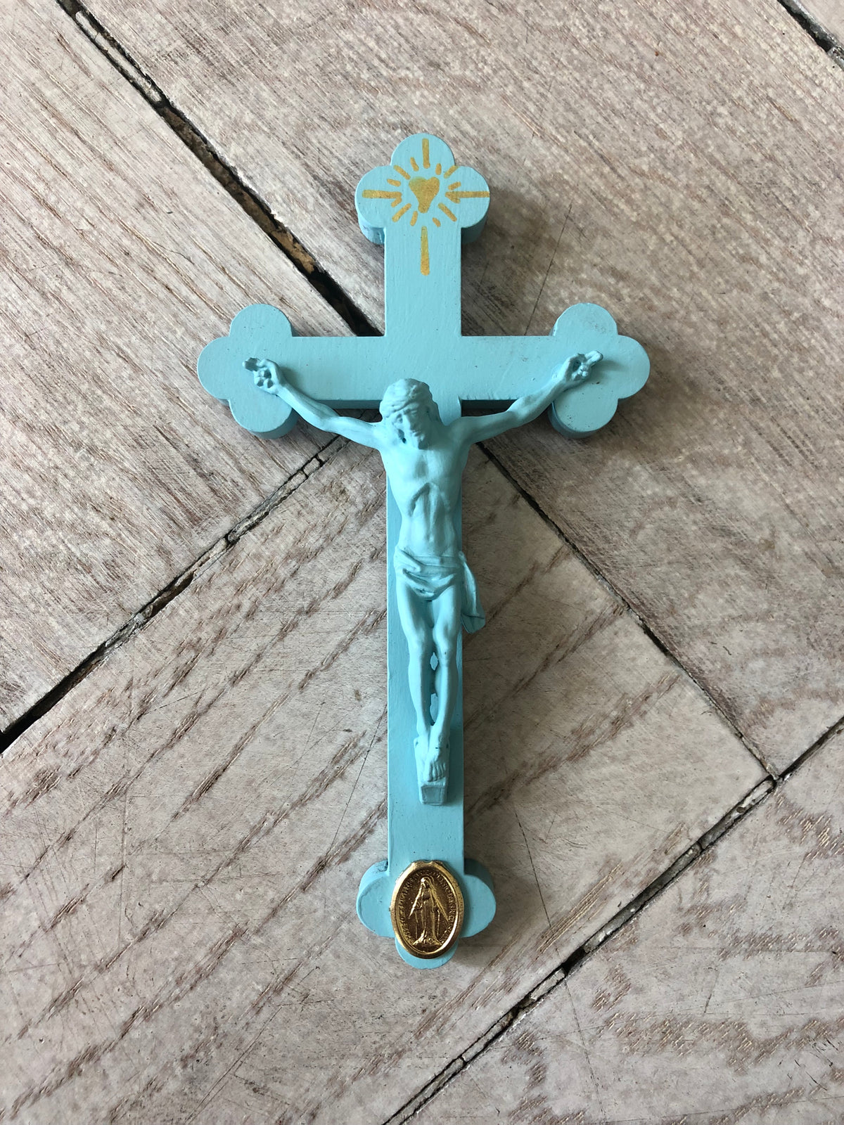 Crucifix Vintage Bleu – Croix Sculptée Jésus En Métal Et Bois – Décoration Religieuse 12,1 X 7 Cm